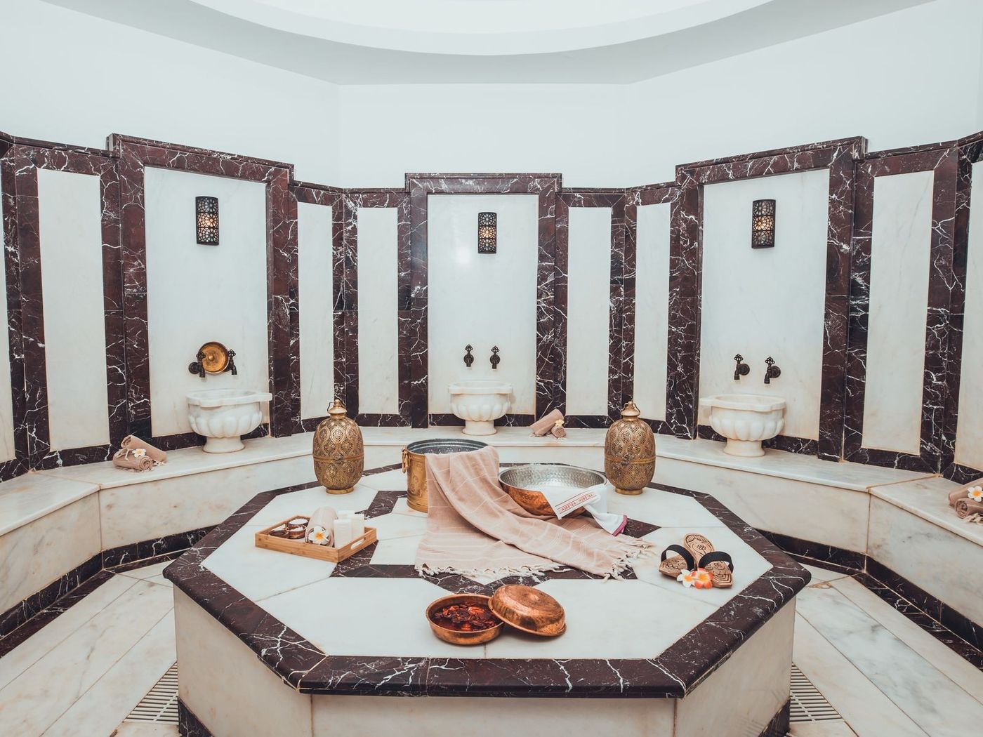Hammam traditionnel : la salle de marbre et sa banquette centrale.